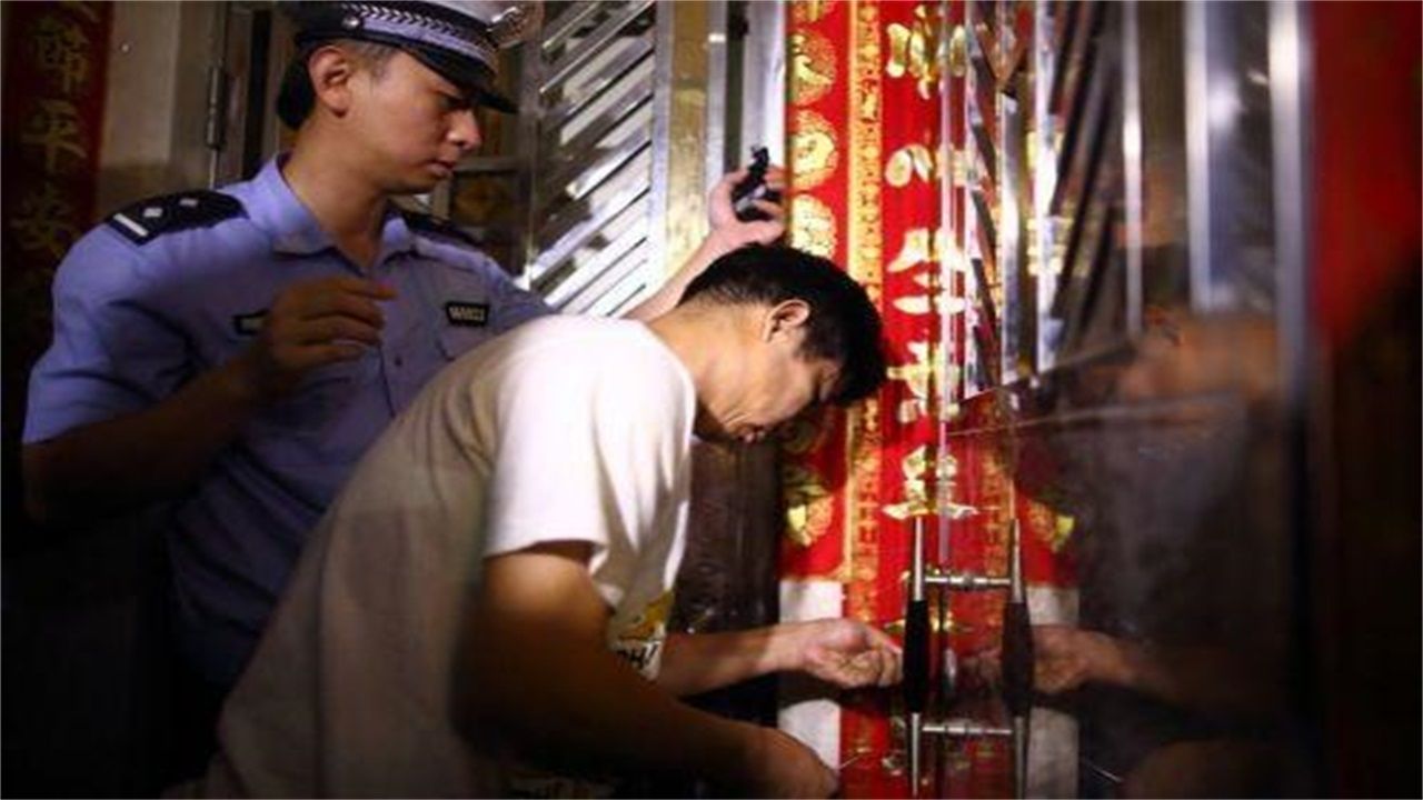 坝赖镇请开锁师傅开了锁后，师傅